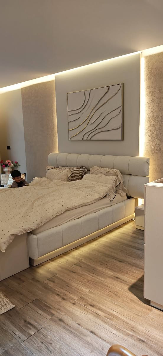 ✨ تنفيذ عمل متكامل ✨
سقف جبس بورد مع إنارة مخفية تعطي فخامة وهدوء
ضلع ديكور أنيق خلف السرير
ديكور بلازما عصري
صبغ جوتن لون ميست لمسة راقية ومودرن 🤍
🎨 كود لون جوتن ميست: 10341
📞 للاستفسار والتنفيذ: ***********

