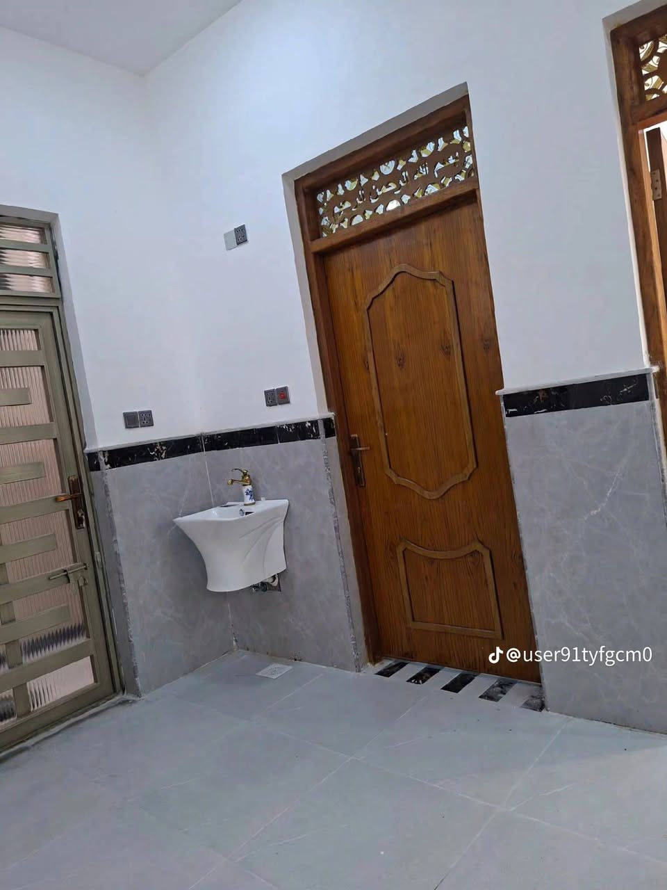 دار ١٠٠م مربع حي عبجيه شارع ١٢م مقابل سياج المدرسه ***********
