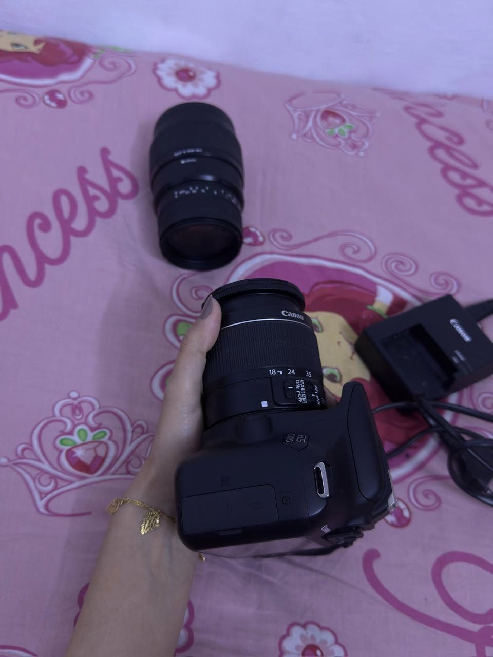 للبيع كامرا كانون 1300 الحديثه واي فاي مع عدستين نضافه 99% كامل ملحقات كارتونه
عدسه 18-55 استبلايزر مانع اهتزاز

عدسة 70_300 سيكما (منول) 

شاحنه 

بطاريه 

حزام 

كارتونه 

مكاني بغداد _ ماعندي توصيل


**إذا كنت صاحب هذا الإعلان وتريد حذفه لأي سبب، رجاءا أرسل رسالة إلى الدعم الفني**
