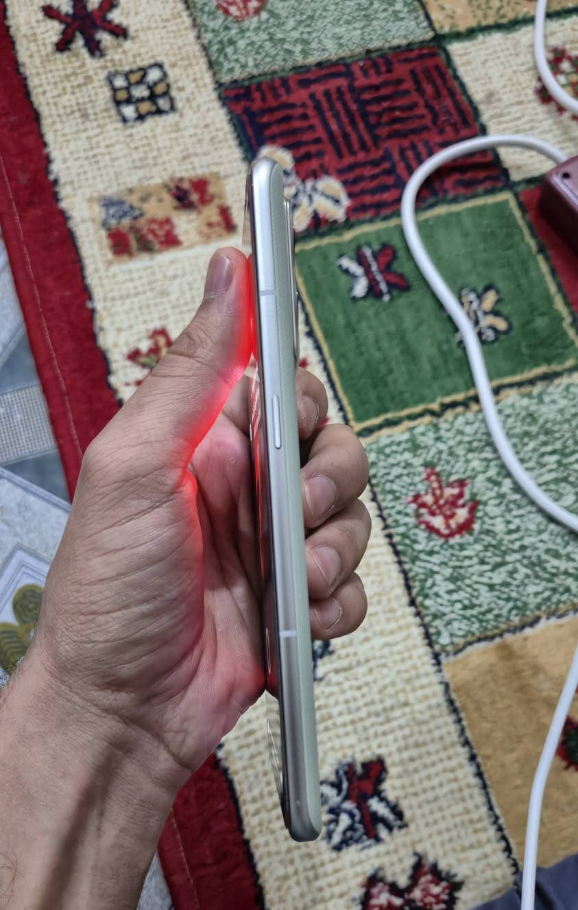 للبيع: Realme GT 2 Pro (Master Edition) 🔥
الأداء بالالعاب: معالج Snapdragon 8 Gen 1 يكرك أعتى الألعاب ويشغل ببجي على 90 فريم بثبات ممتاز.

المواصفات: شاشة 2K AMOLED 120Hz | كاميرا 50MP | بطارية 5000 mAh وشحن سريع 65W.
الحالة: شغال 100% وبدون أي عيب،
 بيه فقط طخة زغيرة بالزاوية (موضحة بالصور) وتختفي تماماً بالكفر.

💰 السعر: [350وبي مجال]
📍 المكان: [حله/ هاشميه]
📞 التواصل: [خاص / ***********]
