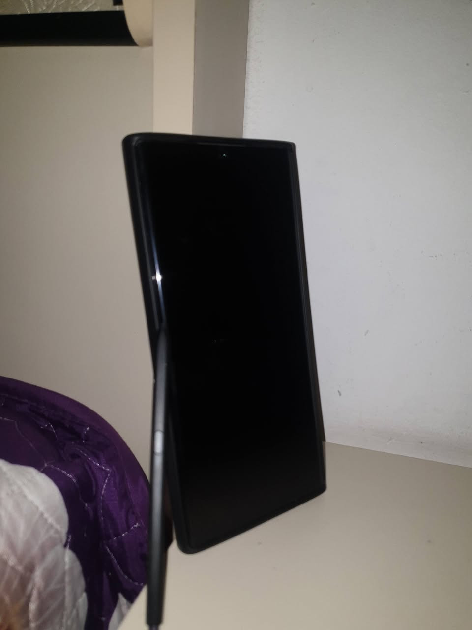 سلام عليكم 👋عندي اس 22 التره رام 12 ذاكره 256 الجهاز ما يدعم الشريحه قاعدت السيم كارت عاطله الجهاز لا كسر ولا شخط بي نقطه بصيطه بشاشه بلون الخضر كما موضح بلصوره *********** واتساب فقط  ويا شاحنه  اصليه 45 واط المكان ارببل السعر 300 وبي مجال المكان اربيل
