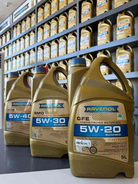 ✅ مميزات زيوت المحركات من رافينول (Ravenol):
 1. مصنوعة بتقنية ألمانية متقدمة
➤ تستخدم تقنية CleanSynto® التي تقلل الرواسب وتحافظ على نظافة المحرك.
 2. توفر حماية عالية للمحرك
➤ تقلل من التآكل، وتحافظ على عمر المحرك في الظروف القاسية.
 3. أداء ممتاز في درجات الحرارة المختلفة
➤ سواء في البرد القارس أو الحر الشديد، تبقى لزوجة الزيت مستقرة.
 4. اقتصادية في استهلاك الوقود
➤ تقلل من الاحتكاك داخل المحرك، مما يساعد في تقليل صرف البنزين.
 5. مطابقة للمواصفات العالمية
 كل هذا متواجد يمنا تيربو للزيوت والفلاتر 
الاسعار تختلف عن غيرنا بسعر الجمله 
العنوان
 الناصريه / مجمع تينا  مقابل الشموخ 
للاستفسار.    اتصل ليمته يعجبك اوراسل واتساب
***********
