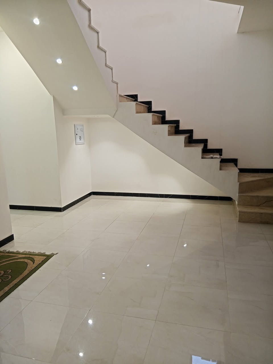 دار سكن منطقة باب الحاره المساحة ٢٥٠م بناء حديث  بناء سنة ٢٠٢٤ الدار غير مسكون طابق واحد 
غرفتين نوم وصاله واستقبال ومطبخ وصحيات
للاتصال مراجعة مكتب المهندس محمد الحاج كتاب
او الاتصال ***********
***********
