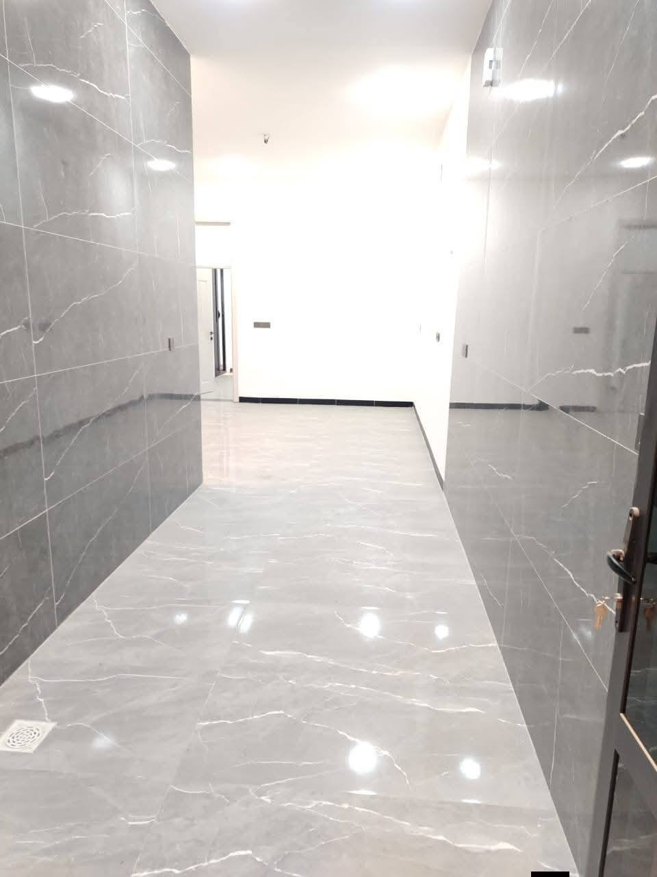 #لدينا_دار_للبيع مساحه 100 متر واجهه 6 وربع ونزال 16 طابو زراعي سند 25 قرار محكمه البيت يحتوي على4 غرف نوم وصاله وستقبال ومطبخ  العنوان بغداد الدورة مدخل البوعيثه مجمع السلطان الثالث 
هاتف ***********
***********
