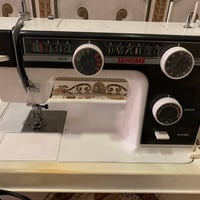 مكينة خياطة • جديدة • كامل ملحقاتها