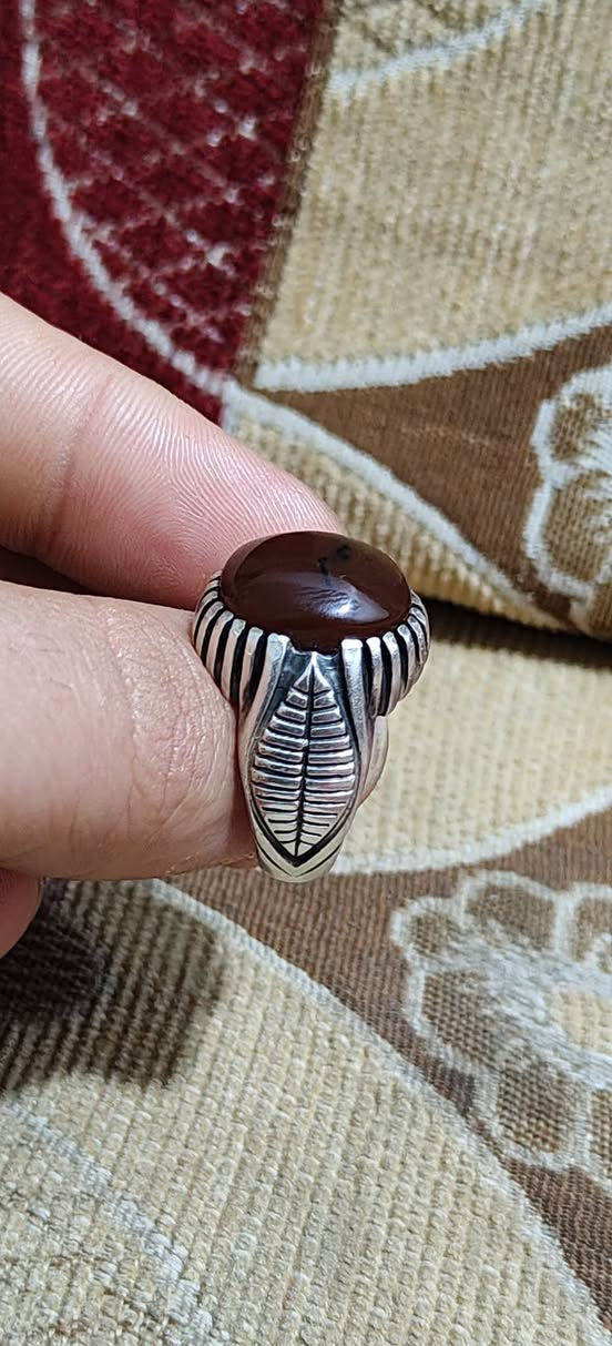 سلام عليكم ورحمة الله وبركاته خاتم فضة 925 صياغة يدوية نوع الحجر ( عقيق يماني كبدي _ شجري ) قياس الخاتم 24 وزن الخاتم 20 غرام طبعاً الحجر جداً قديما ولكن الصياغة جديدة السعر 75 الف واني خادم ان شاء الله عنواني (نجف - كوفة - حي ميسان ) ***********
