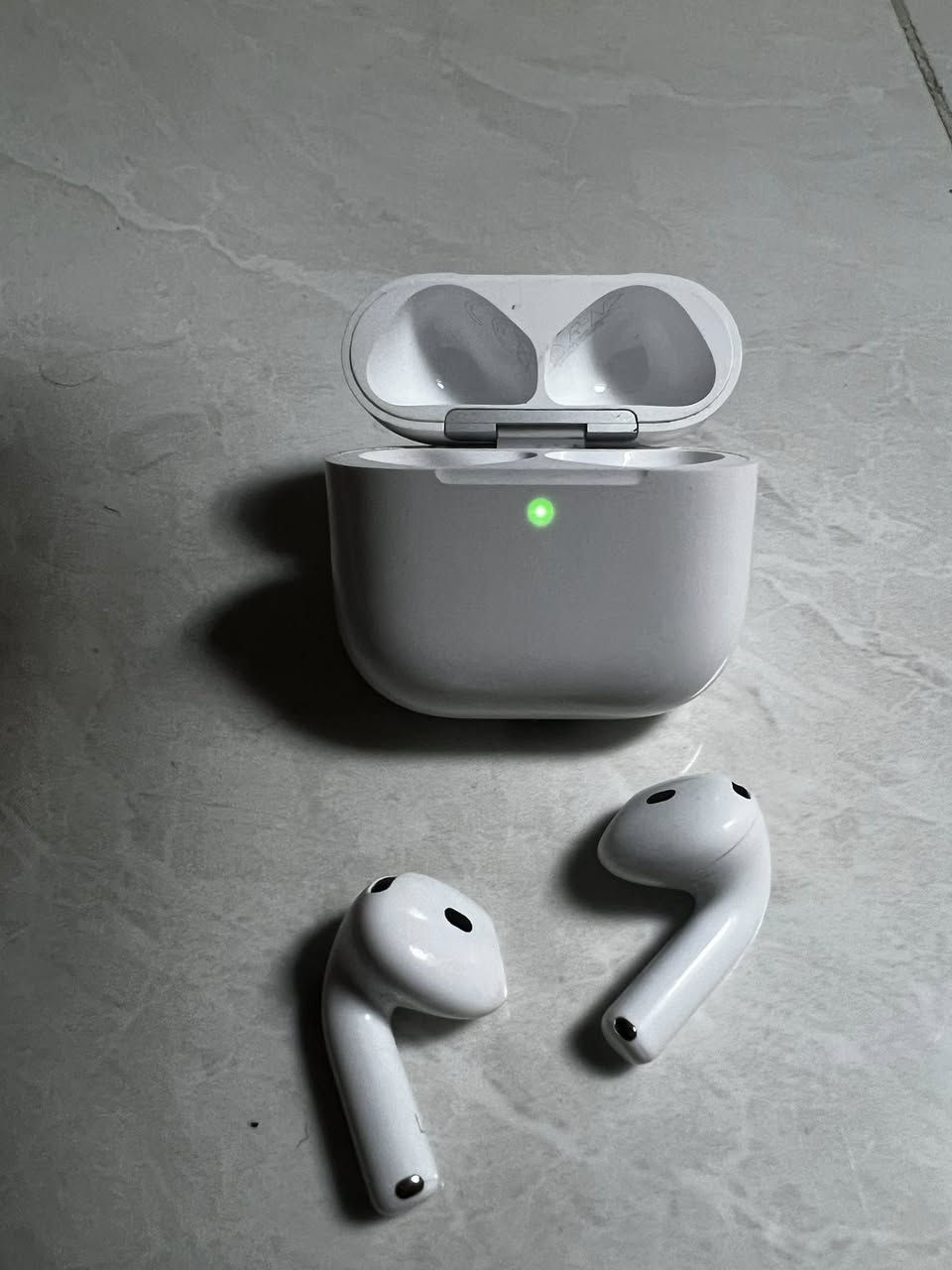 ايربودز 4 airpods 

من ابل بعدها بالضمان استعمال قليل 

مواصفاتها معروفة ممتازة و صوت و مضخم ضد الماي و العرق 
مايك خرافي بالاتصال و الالعاب

سعرها 110 

ضمانها ينتهي 2026/9/12

واتساب *********** عنواني بصرة
