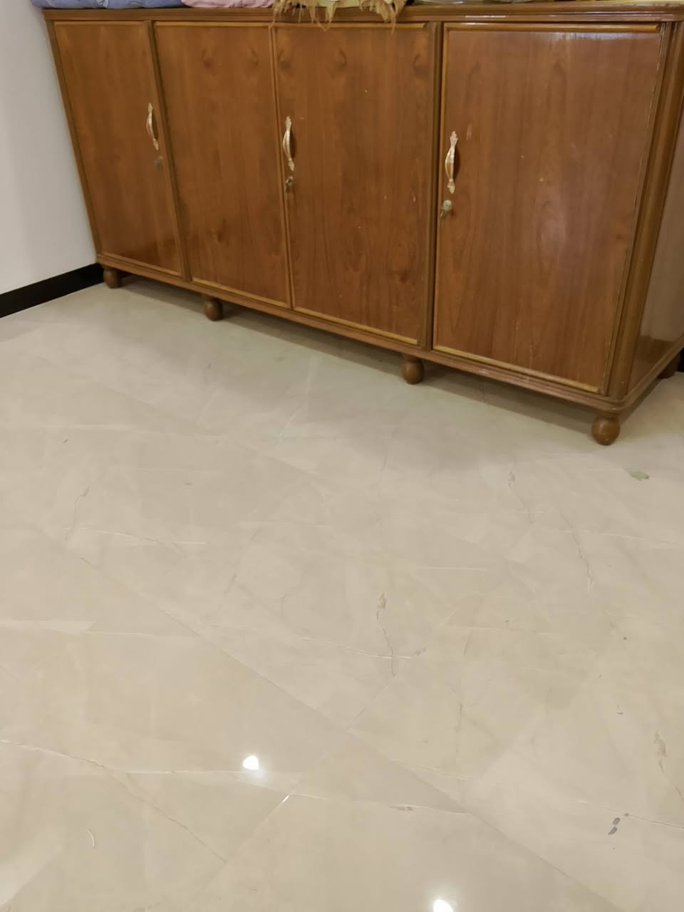 للبيع اغراض نظيفه للتواصل واتساب ***********
