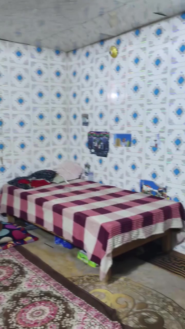 السلام عليكم ورحمه الله وبركاته اخواني بيت تجاوز يعتبر كرفان مغلف تغليف كامل مي كهرباء كله جاهز بي يحتوي علة غرفة وصالع ومطبخ وحمامات مكانه داخل مجمع الطاقة مقابيل سوق الهوة داخل الشقق  متواجد واتساب وماسنجر *********** سعرة 12 وبي مجال قليل كلش
