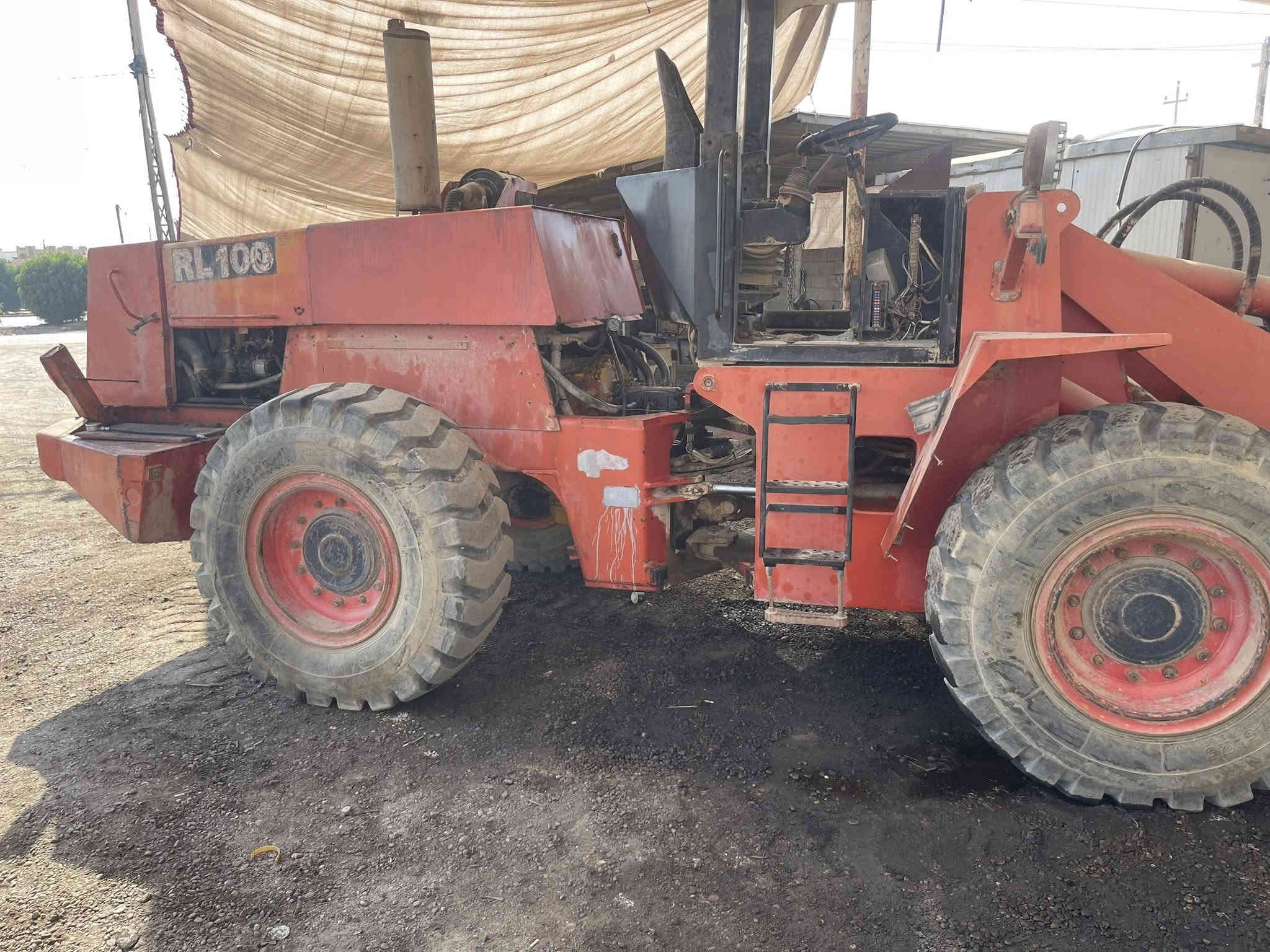 شفل موديل 2001 محرك بيركنز مضخات بلاد كير بلاد بدون رقم تخم تاير جديد الشفل كلشي بي بلاد جاهز مكانه رمادي 
السعر 80 ورقه 
***********
