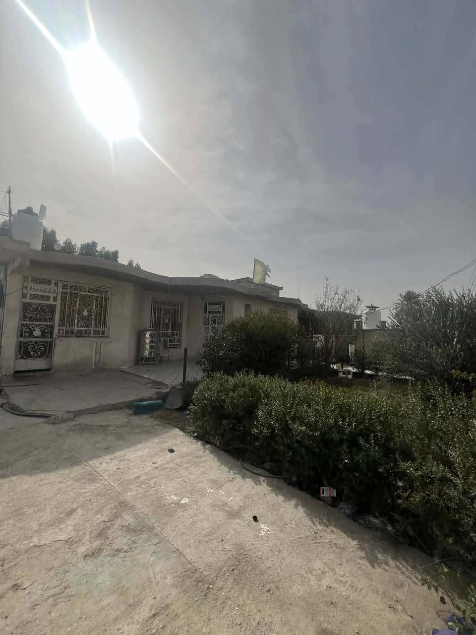 ارض للبيع مع بيت مكون من ٣غرف نوم وصاله واستقبال ومطبخ وحمامات داخليه خارجيه مساحه الكليه لأرض »2000سند( ٢٥)
***********

عنوان حي زهراء قرب مدرسه نبي شعيب
