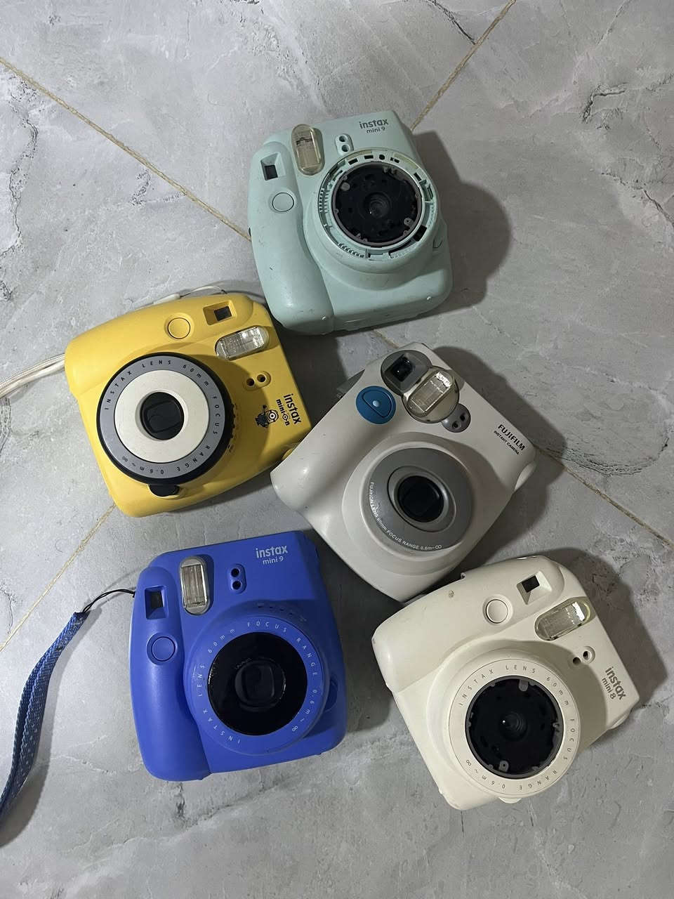 مجموعه كاميرات فوريه
الصفرا شغاله بس نقصها قبق باتري 
البقيه نقص قبق باتري  الزكه والبيضه الشكلها غريب
البقيه بيهم نقوصات مثل ما تشوفون 
يطبعن صور ما اعرف  ممكن بيهن مشاكل بسيطه او يفيدن قطع غيار 
بس الصفرا شغاله وتطبع لان جان جاي وياها فلم بطنها 
انطوني بيهم سعر


**إذا كنت صاحب هذا الإعلان وتريد حذفه لأي سبب، رجاءا أرسل رسالة إلى الدعم الفني**