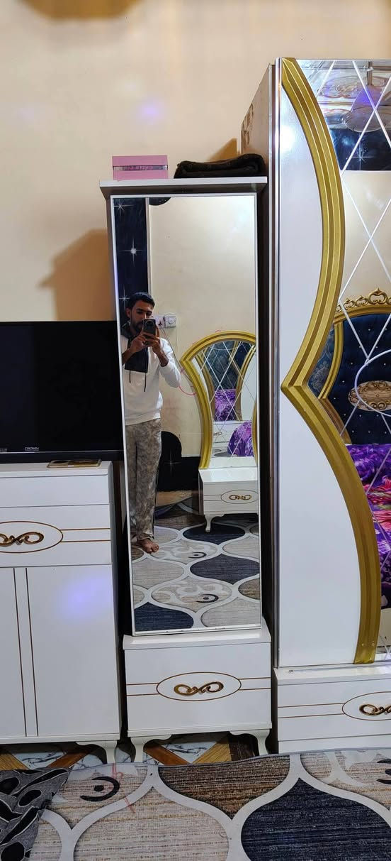 سلام عليكم اخوان غرفه تركيه ملكيه البيع العدد 7قطع
كنتور 
جزامه 
زاويه 
ميز توالية
2 اجنحه جربايه  
جربايه
الغرفه جديده بمعنه الكلمه 3 الوان اوف وايت + ذهبي +جويتي 
صالي سنتين من اخذتها وباقيه نفس النضافه السعر 900 وبيها مجال العنوان النجف حي المكرمه رقم الهاتف ***********
