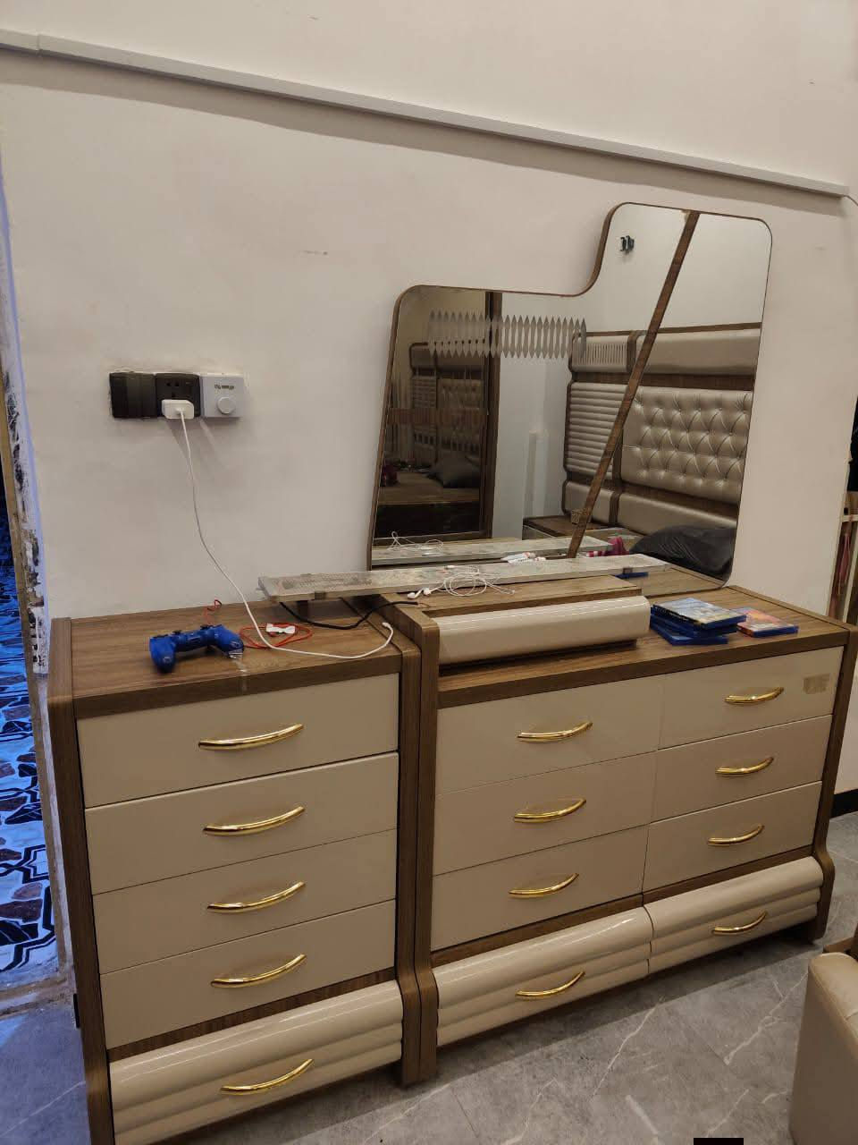 غرفه اللبيع جديده 11 قطعه اكبر حجم
السعر مليونين وبيه مجال بسيط ***********
