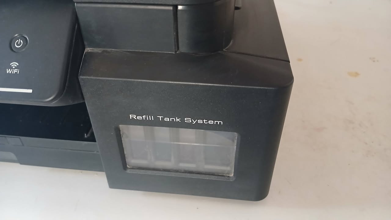 🔥 طابعة Brother بحالة ممتازة للبيع 🔥
نظيفة كلش استعمال قليل اخت الجديدة حتى الحبر إلي يجي وياهه بالكارتونه بعده ما خلص وهذا الحبر الأحتياط الموجود بالصورة هم يجي من الشركة وياهه كارتونتها
طابعة عملية واقتصادية جداً، مناسبة للبيت، المكتب، والطلاب.
✅ المميزات:
🖨️ طباعة + تصوير + سكنر
📶 تدعم الـ Wi-Fi (طباعة من الموبايل)
💧 خزان حبر اقتصادي (تعبئة مباشرة)
⚡ سرعة جيدة وجودة طباعة ممتازة
🧾 تتحمل شغل يومي بدون مشاكل🛠️
الحالة:

تعمل 100% – مجرّبة وجاهزة للاستخدام
نظيفة ولا تحتاج أي صيانة
💰 السعر: (150 الف)
📍 المكان: (بابل)
📞 *********** – يرجى التواصل خاص أو اتصال
