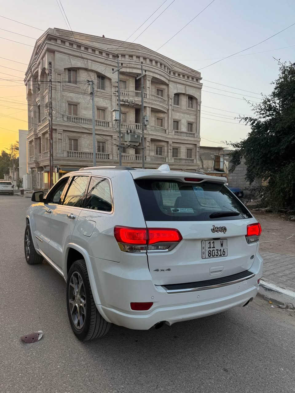 جيب 2020 اوفر لاند خليجي فول معروفه مواصفاتها هواي مكينه 6 سلندر فتحتين جكات خزن ميموري رقم بغداد بأسمي السياره كفاله عامه عدا رشه صبغ بل باب وبل جاملغ الامامي فقط بدون ضربه سعرها 270 للاتصال *********** البصرة, العراق
