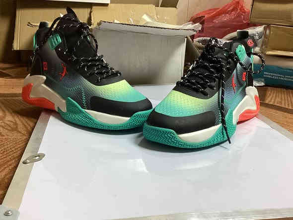 حذاء اصلي  بتصميم رائع ماركه السعر 35التواصل  واتساب ***********
