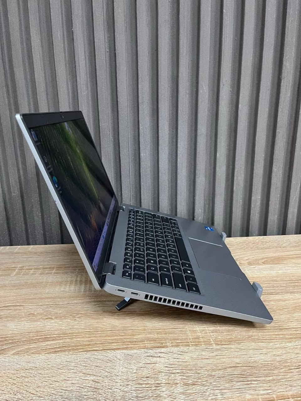 Dell latitude 5420 
الجيل الحادي عشر 
معالج: Cori5 جيل 11 حديث 
رام: 8GB قابل للتطوير 
هارد: 256GB SSD قابل للتطوير 
شاشة: 14 انش 
كرت شاشة 4GB intel 

هدايا ماوس مع حقيبة لابتوب وماوس باد والشاحن الاصلي 

السعر 365 الف 
العنوان بغداد الأمين الثانية
واتساب ***********
