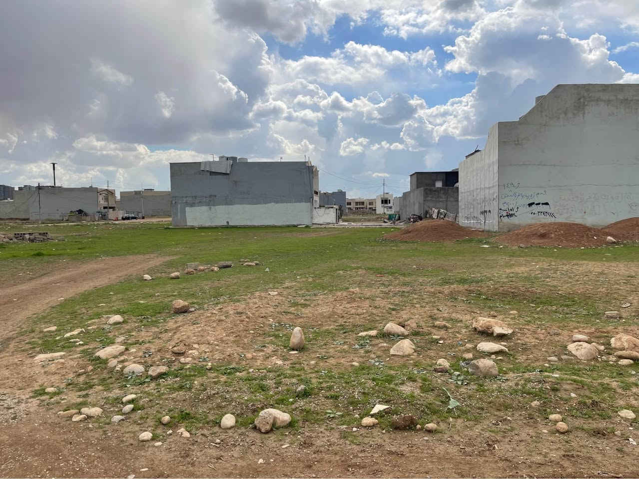 بسم الله الرحمن الرحيم

زه وى   بؤ فرؤشتن            100 م
ده كه وئته خؤشترين شوئنى هه ولئر
نزيك 150 مترى به ديوارئ گه نجان ستى
له نابه ينى گه نجان ستى و زانه ر ستى و شارى يؤنانى و شارى ڤارسان .
پئش چه ند رؤژئكه موافه قه يان ده رجوو 

به نرخئكى زؤر زؤر گونجاو 

نرخى.         100 م به      135 ورق و مجال
.                  200 م به     260 ورق و مجال

په يوه ندى        ***********

قطعة ارض للبيع         100 م 

يقع قرب شارع 150 متر 
بجنوبه گنجان ستى و شرقه يوناني و زانر ستى 
وبغربه ڤارسان و لايت ستى و عندها ارقى موقع 

للاتصال        *********** أربيل, العراق
