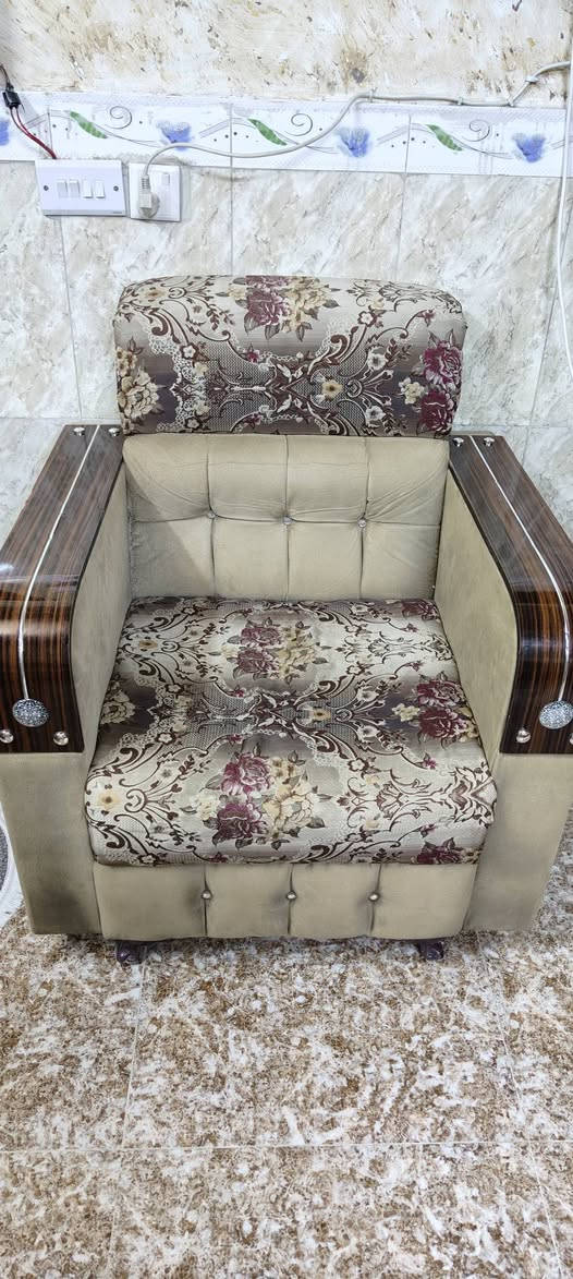 للبيع تخم قنفات 10 مقاعد + طبلتين 🛋️
المكان بغداد / تراث البياع
نسبة النضافه 95% ، ما بي ضرر، و الدوشمة ثابتة وما نازلة 
✅ القماش مطرز بنقشة ورد، ويه لمسة شمواه ناعمة
✅ الإيدين: خشب مطعم بخطوط فضية
✅ وياه طبلتين خشب (وسط + جانبية)
💰 السعر: 425ألف دينار (قابل للتفاوض شي بسيط)


**إذا كنت صاحب هذا الإعلان وتريد حذفه لأي سبب، رجاءا أرسل رسالة إلى الدعم الفني**