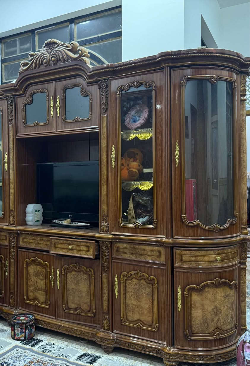 معرض من الطراز القديم 
مستعمل لكن نظيف وخشبه نظيف وحتى الچام نظيف 
بيع 40 وبي مجال 
لاستفسار على الرقم *********** Singapore
