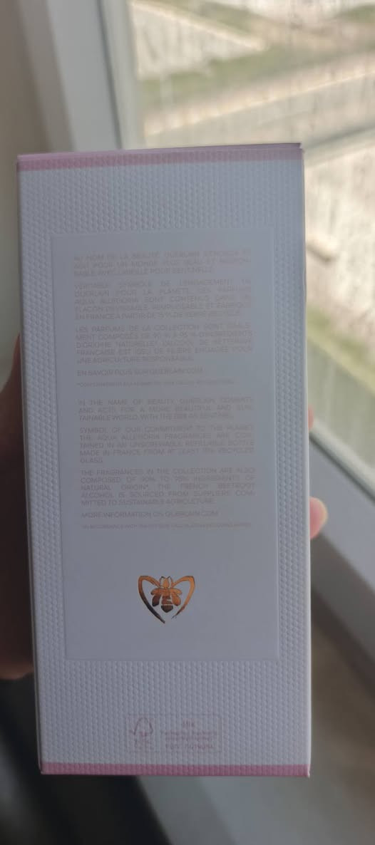 عرض بيع (Guerlain Rosa Rossa Forte) - بحالة الوكالة (125 مل)
"السلام عليكم..
أعرض لكم عطر Rosa Rossa Forte من مجموعة Aqua Allegoria الفاخرة لدار Guerlain.

​تفاصيل العطر:
​النوع: Eau de Parfum (نسخة الـ Forte القوية والمركزة).
​الحجم: 125 مل (الحجم الكبير).
​الحالة: شبه جديد تماماً، تم استخدامه لرشتين فقط للتجربة.
​المصدر: نيش كورنر - Nish Corner (العلبة الأصلية والـ Batch Code موضح بالصور).
​سبب البيع: العطر فخم وراقي جداً، لكنه ببساطة لم يتناسب مع ذوقي الشخصي.

​ملاحظة للمهتمين:
أعرف جيداً أن هذا العطر له جمهور كبير جداً وعشاق مخلصون لهذه النوتات، خاصة وأنه حالياً شبه مقطوع (باقي قطعتين فقط في الموقع الأصلي).

​💡 للمصداقية: الزجاجة حجم 125 مل تعطي أكثر من 1500 رشة، يعني الرشتين اللي استعملتهم للتجربة ما يطلعون حتى "نص ملي" من حجم العطر الكلي، العطر ممتلئ تماماً وبحالة الوكالة.

​السعر ومقارنة السوق:
​سعره الحالي في موقع نيش كورنر هو 99 دولار (أكثر من 156,000 دينار).
​سعري المطلوب: 145,000 دينار عراقي (سعر نهائي).
​المكان: [بغداد]
للتواصل والاستفسار، يرجى مراسلتي على الخاص."


**إذا كنت صاحب هذا الإعلان وتريد حذفه لأي سبب، رجاءا أرسل رسالة إلى الدعم الفني**