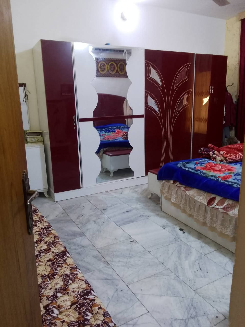 السلام عليكم بيت للبيع مساحته 300م خمس غرف نوم صاله وهول معزول مطبخ حتر وبارد صحيات داخليه وخارجيه حديقه كبيره كراج يسع سيارتين للاستفسار خاص


**إذا كنت صاحب هذا الإعلان وتريد حذفه لأي سبب، رجاءا أرسل رسالة إلى الدعم الفني**