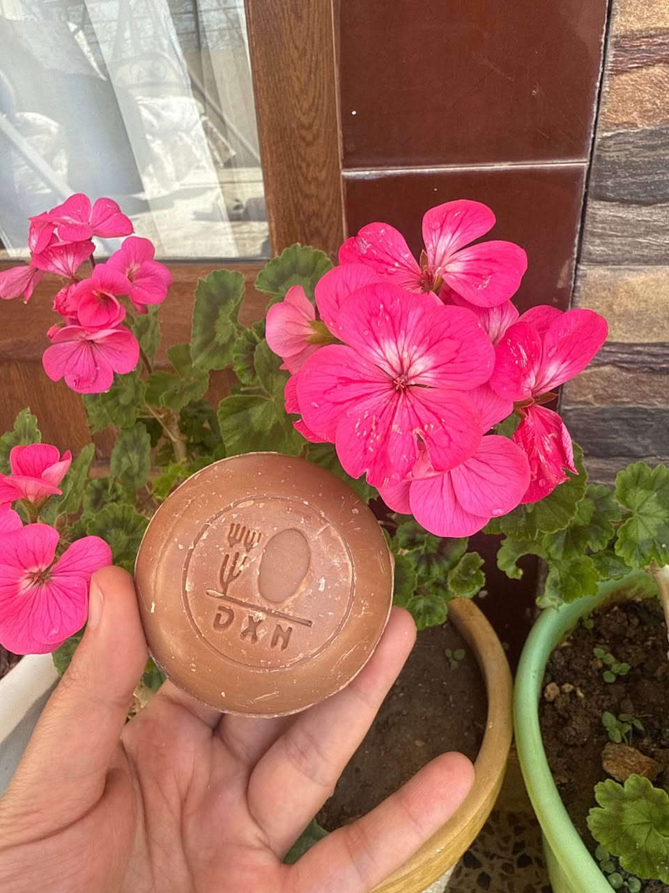 سابونی گانۆزی (Ganozhi Soap) 🧼✨

تەندروستی و جوانی پێستت بپارێزە بە بەکارهێنانی سابونی سروشتی گانۆزی، کە دەوڵەمەندە بە قارچکی ڕیشی (Ganoderma) و ڤیتامینی E.

گرنگترین سوودەکانی بۆ پێست:
🟢 پاککردنەوەی قووڵی پێست لە چەوری زیادە و پیسی.
🟢 یارمەتیدەرە بۆ کەمکردنەوەی زیپکە و شوێنەوارەکانی.
🟢 پێست نەرم دەکات و پارێزگاری لە شێدارییەکەی دەکات (پێست وشک ناکاتەوە).
🟢 ڕەنگی پێست ڕوون و گەش دەکاتەوە بەهۆی دژەئۆکسانە بەهێزەکانی ناوی.

🌿 گونجاوە بۆ هەموو جۆرەکانی پێست (بەتایبەت پێستی چەور و تێکەڵاو).
📦 بەرهەمەکە %100 ئەسڵی و سروشتییە.

🚕 گەیاندنمان هەیە بۆ ناو شاری سلێمانی و سەرجەم شار و شارۆچکەکانی کوردستان.
📥 بۆ داواکردن یان هەر پرسیارێک، نامە بنێرە بۆ ماسنجر یان لە کۆمێنت بنووسە. السليمانية, العراق


**إذا كنت صاحب هذا الإعلان وتريد حذفه لأي سبب، رجاءا أرسل رسالة إلى الدعم الفني**