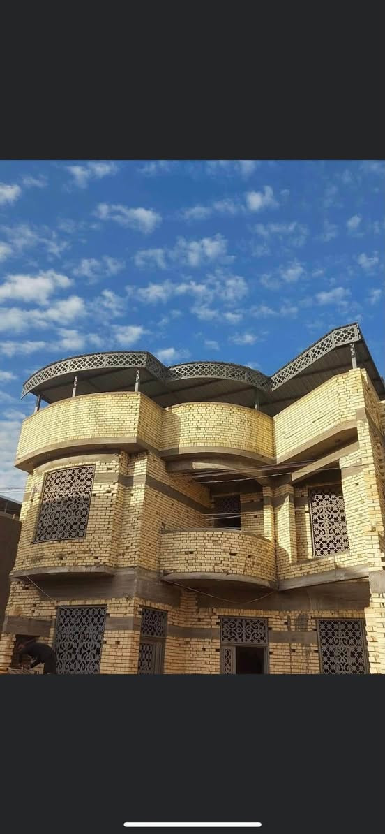 سلام عليكم شغل سقايف درجه اولا شخاط 3 امج 2 ملم كيربي 5/0 جسور ساقيه مرازيب اناره صبغ ضد الزنجار واجهت البيت نقش والشغل اكو حاضر وقصاد مكان البصره***********
