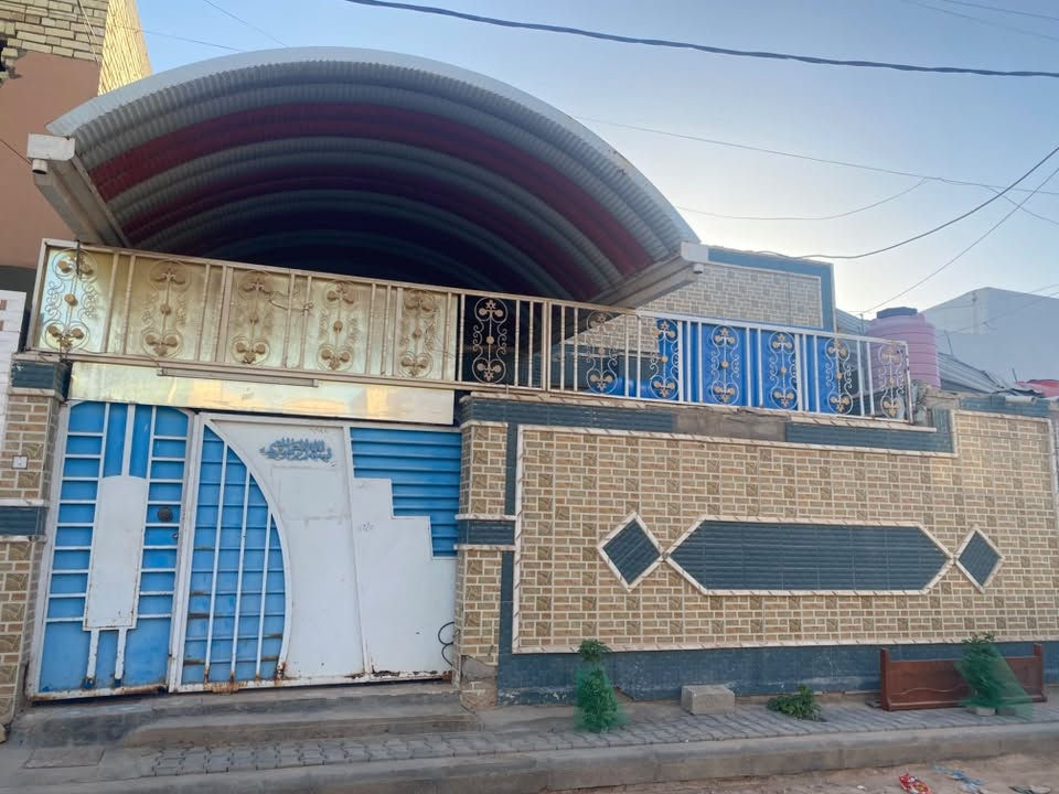 بيت للبيع مساحة٢٠٠ متر يحتوي الطابق الارضي على غرفتين وصالة واستقبال  ومطبخ وحمامات داخلية وخارجية ومنورين
والطابق الاول يحتوي على مخزن وسطح
مكانه شارع الحولي بين الميلاد والنداء قرب ملعب النجف الدولي وسوق شارع ٣٠
خامس منزل عن الشارع العام الحولي
السعر ٢٠٠ مليون وبي مجال
للتواصل واتساب
***********
***********
الشارع قيد التبليط
