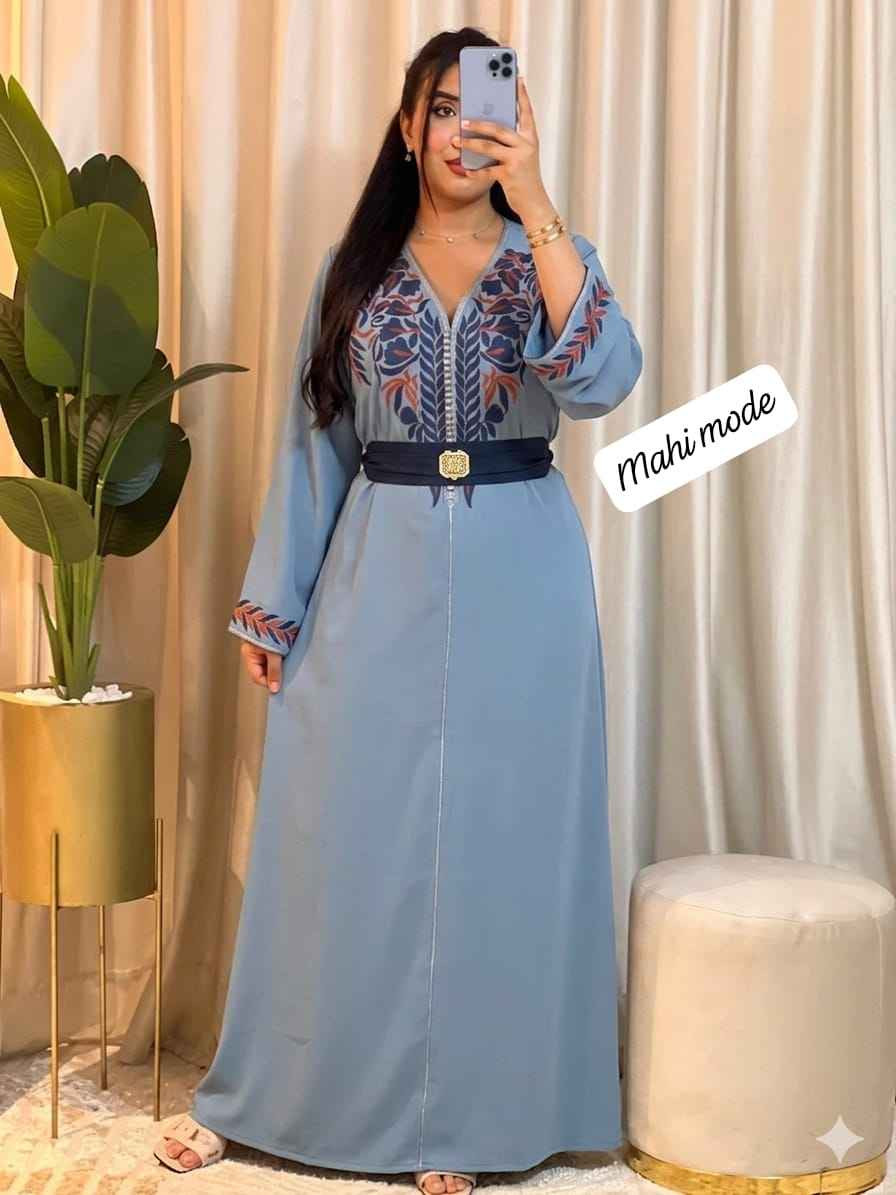 ✨ قفطان  كريب أنيق بتصميم راقٍ يجمع بين البساطة والفخامة، مزين بتطريزات دقيقة على الصدر والأكمام تضفي عليه لمسة تقليدية عصرية مع حزام أنيق يبرز جمال القوام ويضيف لمسة من الرقي. مناسب للمناسبات العائلية والسهرات الخاصة
 ولكل من تبحث عن الأناقة والتميز. 
 متوفر بالوان صيفية  مميزة 
تناسب جميع  الاذواق 

تمن جد مناسب 
،،L xl xxl سلا, المغرب


**إذا كنت صاحب هذا الإعلان وتريد حذفه لأي سبب، رجاءا أرسل رسالة إلى الدعم الفني**