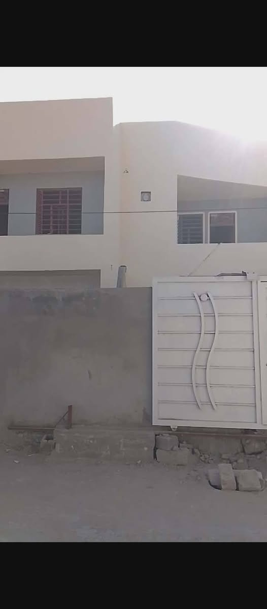 بيت للبيع مساحه ٢٠٠ م طابو صرف بناء طابقين 
الطابق الأول امرمم والطابق الثاني بناء جديد يحتوي على استقبال وصاله و٤ غرف نوم ومطبخ وصحيات البيت تسليم مفتاح سعره ٢١٠ مليون عنوان كربلاء الحر حي العسكري شارع حبيب أبو الإنشائية أي استفسار اتصل *********** نستقبل جميع العروض في انحاء كربلاء
