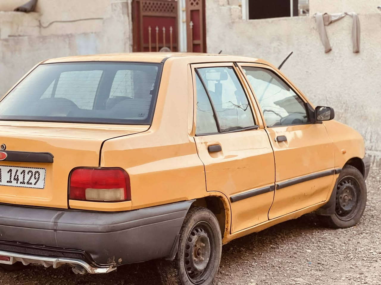 سايبه البيع موديل ١٥ سنويه ال ٢٩ مصفره  من كلشي سياره عوزه بس حداديه لكدام  وبيه  بس حالوب شويه تبريد شغال مداور ثاني يوم سعر ٢٨ وبيه مجال قليل مكان دوانيه ال حمد رقم ***********
