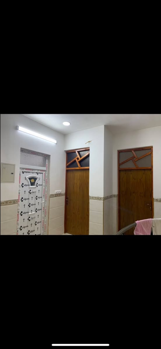 السلام عليكم 
120متر للبيع الكفاءات قرب مطعم ميلانو 
يتكون من 6غرف نوم حمامات عدد3
منور مطبخ حار بارد صاله استقبال بيتونكه كبيره 
حوش وتواليت للاستفسار ***********
