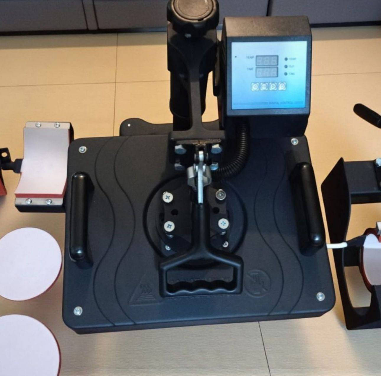 مشروع كامل متكامل 
طباعه على القماش والملابس والكلاصات والشفقات وباقي الاشياء 
طابعه epson جديده بالكارتون غير مستعمله
مكبس حراري جديد بلكارتون غير مستعمل 
السعر المطلوب 450 الف قفل 
للعلم سعر الشركة 600 الف
سبب البيع عدم التفرغ 
المكان النجف 
للاستفسار / ***********
