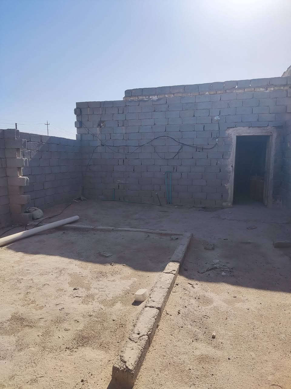 بيت للبيع سند 25 او مراوس بسيارة 
العنوان بيت 100متر بناء غرفه وصاله وحمامات  
كامل الخدمات ماء كهرباء  مولده  تبليط  العنوان نجف شارع كربلاء نجف عمود 188 موقعه جدا راقي السعر 10 وبي مجال للاستفسار على الرقم ***********
