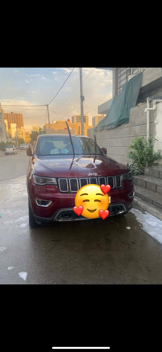 جيب جراند شيروكي 2020 ليمتد - بحالة الوكالة (بدون حادث)
التفاصيل:
• الموديل: 2020.
• الفئة: Limited (أعلى مواصفات الرفاهية).
• المسافة المقطوعة: 75,000 كم فقط (استخدام شخصي نظيف).
• الحالة العامة: السيارة وارد خليجي  (تقرير السونار والـ Carfax متوفر لإثبات سلامة البودي والإيرباجات).
• اللون: ماروني ملكي مع لمسات كروم أصلية.
• المواصفات:
• محرك 6 سلندر 3.6L اقتصادي وقوي.
• نظام دفع رباعي 4x4 مع وضعيات قيادة متعددة.
• فتحة سقف بانوراما، كراسي جلد (كهرباء) مع تدفئة وتبريد.
• شاشة كبيرة تدعم Apple CarPlay و Android Auto.
• صندوق كهرباء، تشغيل عن بعد، ونظام دخول ذكي (بصمة).
• اللوحة: رقم أربيل (22) سنوية مجددة وجاهزة للتحويل.
ملاحظة للمشتري: السيارة سيارة بيت، مخدومة وجاهزة من كل النواحي (تايرات جديدة وسيرفس كامل)، ومناسبة جداً للي يدور راحة بال وما يحب يدخل بورطة السيارات المضروبة.


**إذا كنت صاحب هذا الإعلان وتريد حذفه لأي سبب، رجاءا أرسل رسالة إلى الدعم الفني**