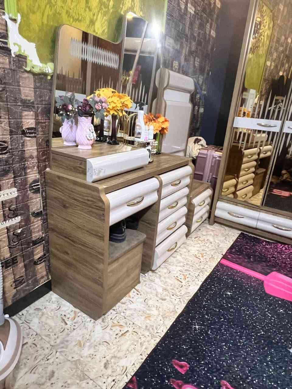 السلام عليكم غرفة نوم تركي صبخ حراري كما موضح بل صور الغرفة فقط ناقصة كم سجة الجرارت وذلك بسبب الإستعمال مكاني بلديات السعر 1250ومجال حق الجية ***********
