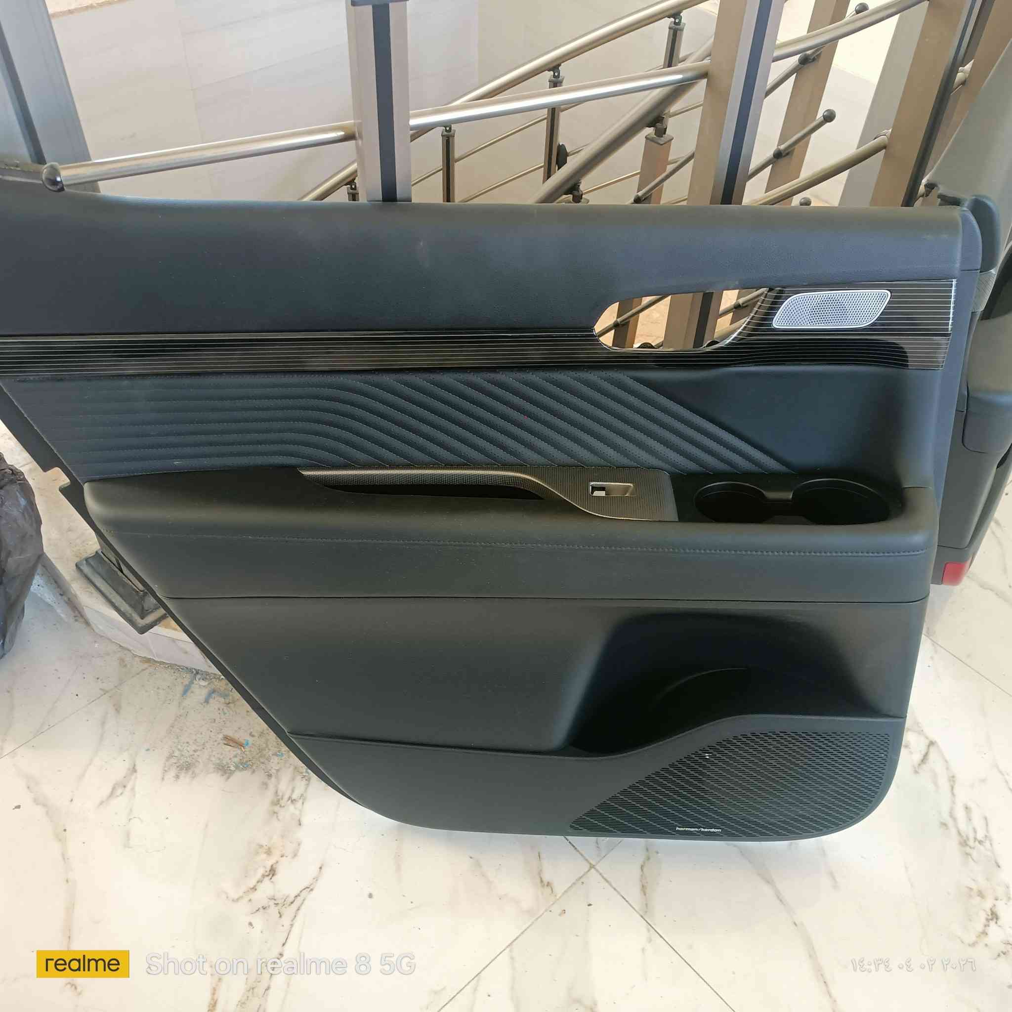 سلام عليكم ورحمة الله وبركاته
عندي بطاين عدد 2
جهة السائق 
للبيع ماله داخلي والخارجيه 
***********
