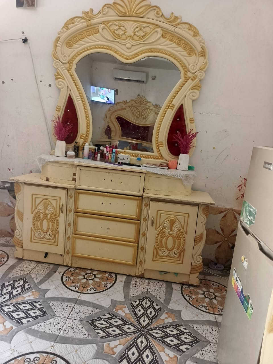 غرفه للبيع تركي الاصلي صاج سعر ٩٠٠بيه مجال شراي يعلق انه دخله خاص او اتصل رقم***********
