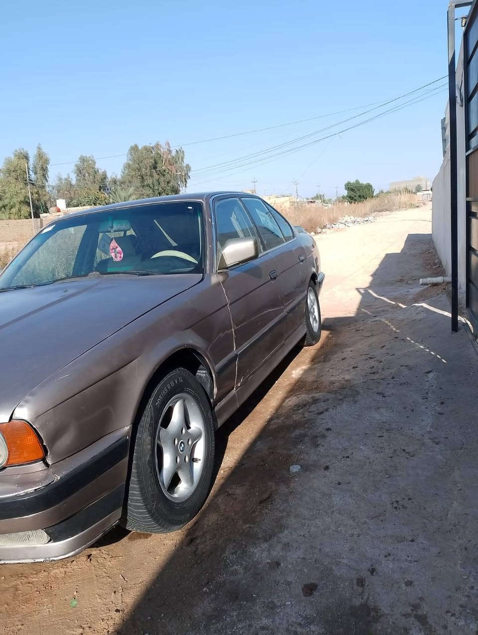 السلام عليكم بي ام 535 بلاديه مكينه مفتوح بلادي كهربائيات كلها شغاله سياره ترايك 200 تخم تاير جديد ماكينه جديده كلش ايدها كامله 40 وبيها مجال مكانها القاسم مقابيل مستشفى العام قاسم ***********
