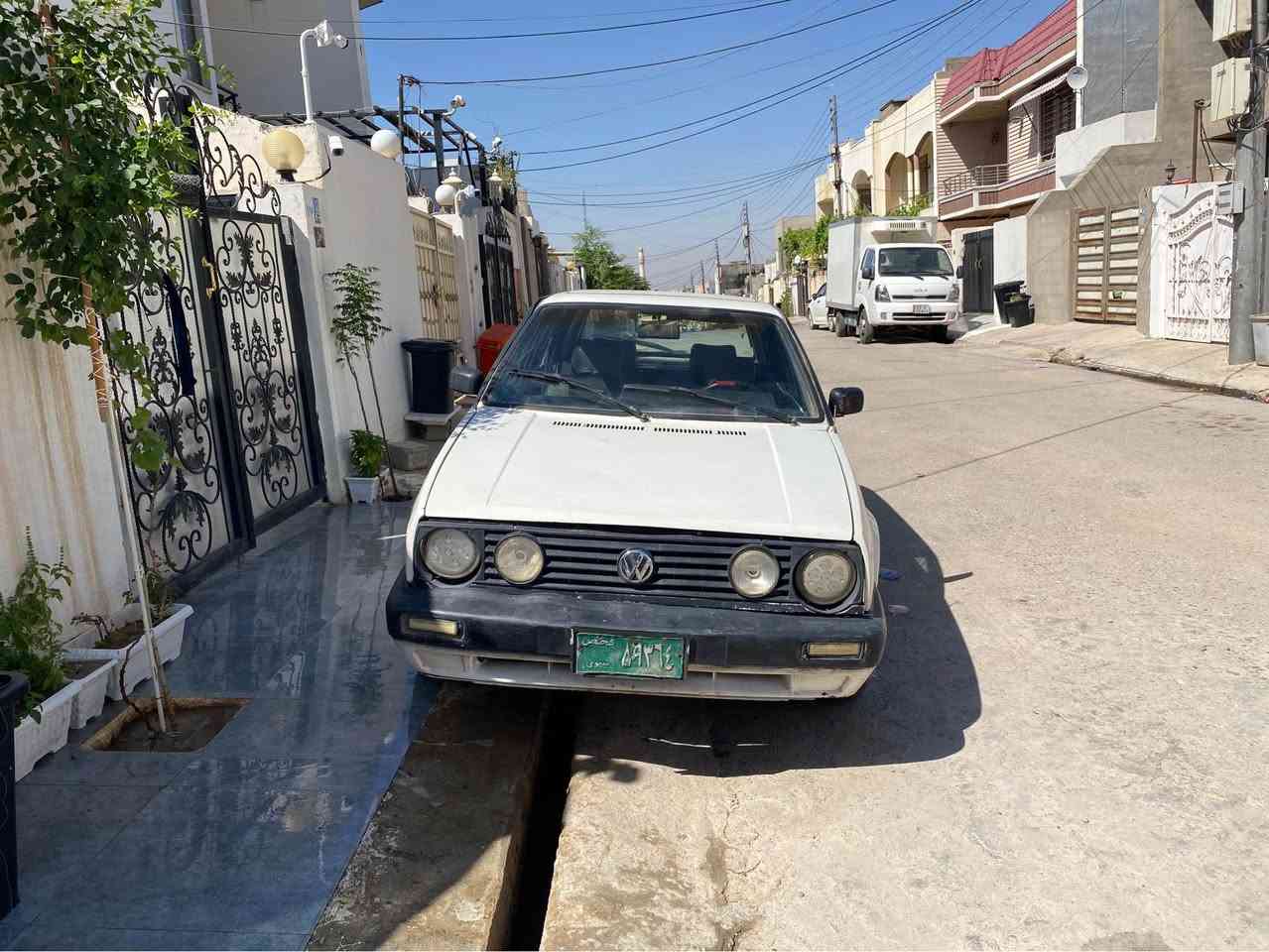 گولف سنه وي اوه لياتي هه مو له كه ره 
پاوه ر نيه  سه ياره يه كي خاوينه 
بي كيشه يه له هه وليرم 
كيرو مكينه كي باشي له سه ره 
*********** أربيل, العراق
