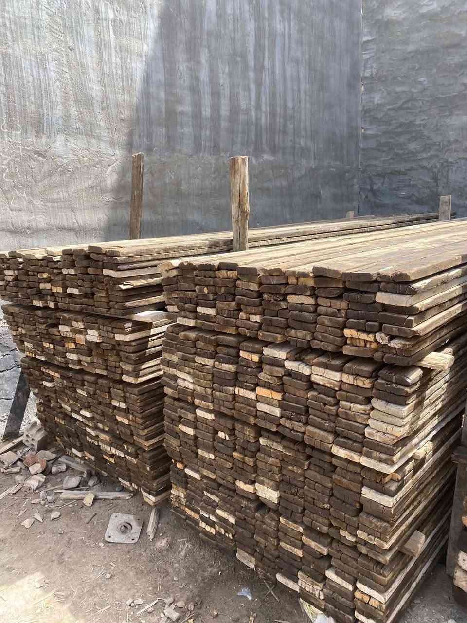 قالب خشب للبيع نظيف أنج تارس 
مكانه بابل العدد 26 مكعب ***********
