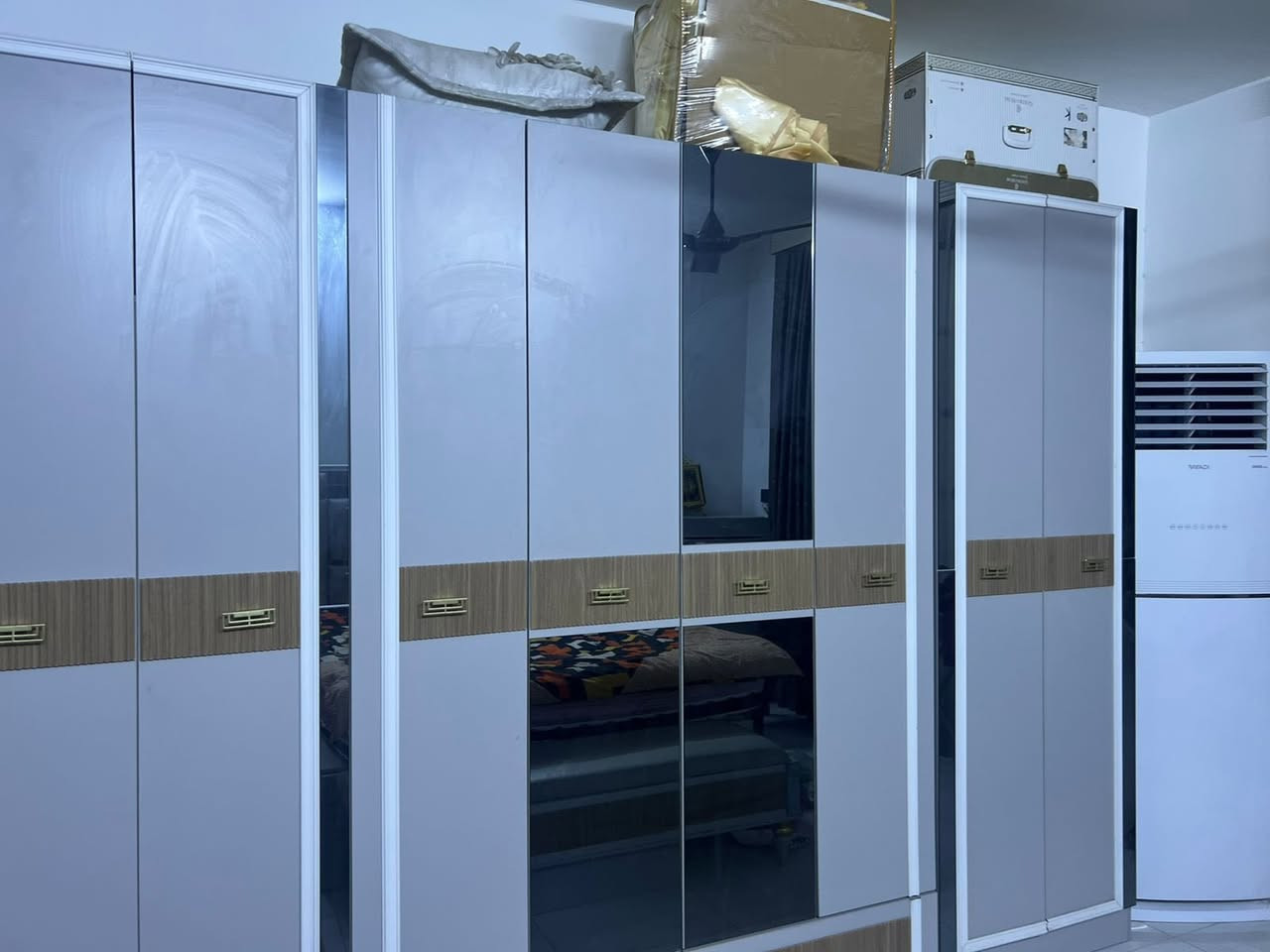 السلام عليكم غرفة اخشاب تركيه درجه اولى للبيع مستخدمه شهرين فقط متكونه من 9قطع الغرفه كلش حلوه  الي ياخذهه يترحملي. سعرها مليون و150 امانه ماخذها ب2600 الي يريدها يتواصل وياي ع رقمي ***********مكاني بغداد شعب
