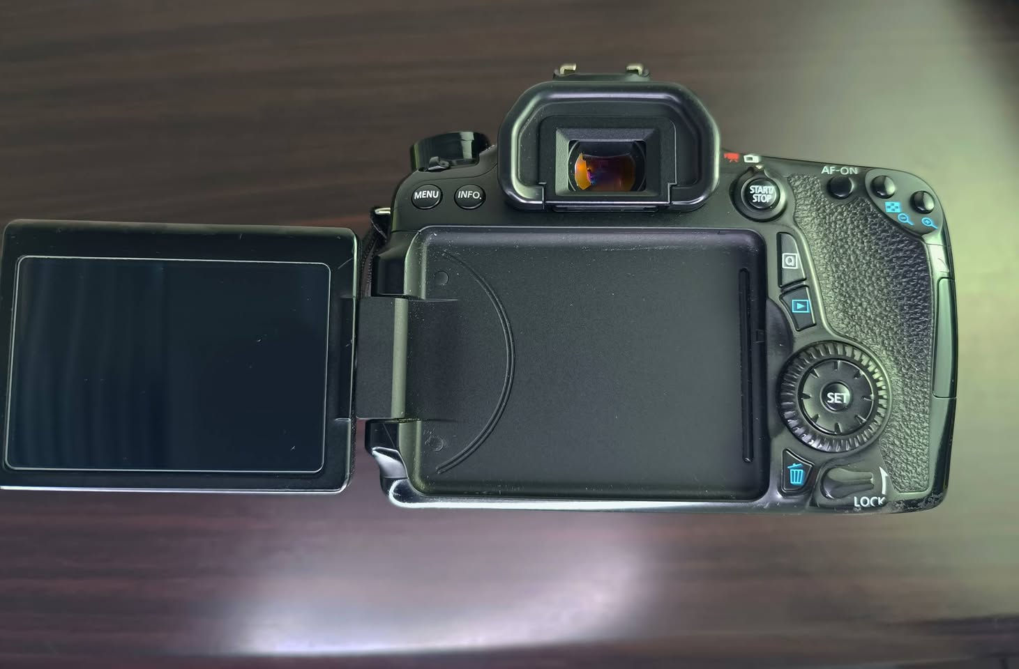 كانون70dمع عدسه 18_135
كامره احترافيه وقويه بالتصوير
نضافه جدا عاليه 
عدسه زوم
كامل ملحقات
جنطه 
بطاريه اصليه
شاحنه 
حزام كتف 
غطاء عدسه
مانع توهج للعدسه
لزكه شاشه حمايه 
السعر 775 
مكاني كربلاء يوجد توصيل محافظات 
رقمي ***********
