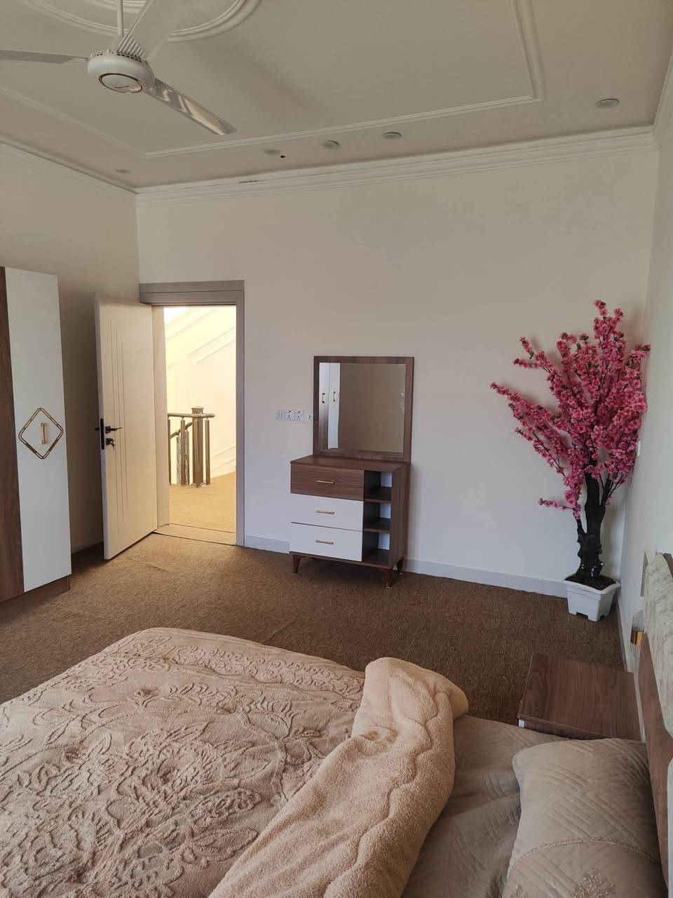 واسعد الله اوقاتكم بكل خير احبتي *********** ابو يوسف
يتوفر دارين سكن كل دار طابقين للبيع 

نفس المساحه ونفس الترتيب ونفس السعر 
واحد ركن والثاني بصف الركن
مع الاثاث بلكامل 
#البناء طابوگ والارضيه رفت الشغل درجه اولى واشراف هندسي وبخراطه مميزه 

#مساحة كل بيت 100 متر مربع 
على شارع تبليط

نوع العقار طابو زراعي عراقي 
سند ٢٥ ول مالك عراقي تتكاتب ويا ابوالطابو مباشرتا

يتكون الطابق الاول من غرف نوم عدد 1
استقبال 
صاله
مطبخ 
 مجمع صحيات داخليه وخارجيه 

الطابق الثاني يحتوي على 
غرف منام 2
صاله 
صحيات
سطح 
البيت كامل من جميع الملحقاته 
بناء جديد 2025

العنوان البصرة قضاء ابي الخصيب قرب سوق ابي الخصيب الرأيسي 

السعر 140 وبي مجال
فارق جاهز للسكن 
للاستفسار لاتصال ***********
