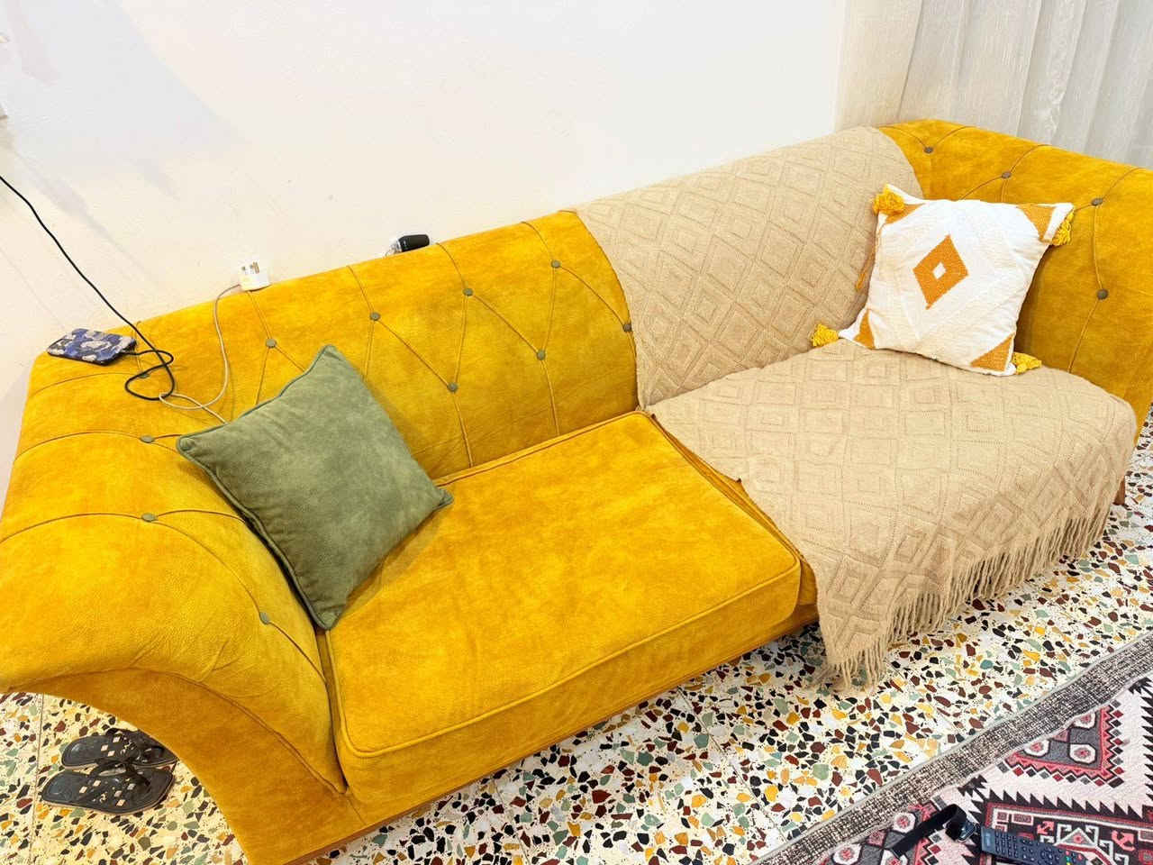 سلام عليكم
تخم تركي  من هوم سنتر 

السعر 750 وبي مجال

ويا 8 عدد كوشات

وبردات عدد 2 نفس لون التخومه

العدد 2 كراسي

وقنفه كبيره 

وقنفه صغيره
رقم الهاتف ***********
