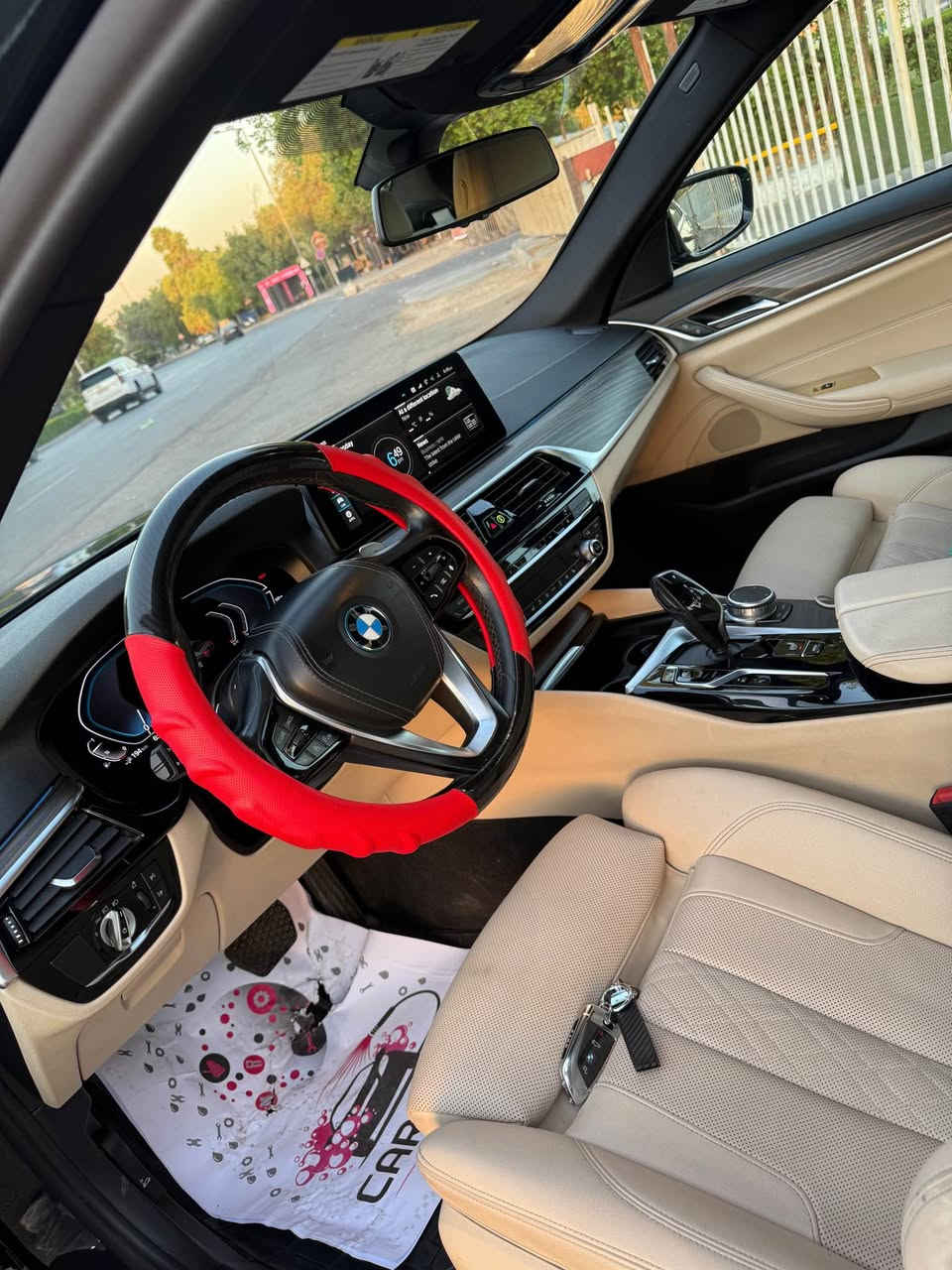 بي ام دبليو 530 e plug in 
فول فول مواصفات موديل 2022

السياره الموصفات 
بصمة ابواب + تشغيل + صندوك
سلايد 
شاشة عدادات ديجيتال 
شاشة كبيره 
رادار امامي + خلفي + جانبي 
حساسات امامي + خلفي 
هاند بريك بصمة 
اوتو هولد 
ستيرن كهرباء + تدفئه 
وضعيات قياده 3 
انارة محيطيه 
قطعتين تبريد 
خزن مقاعد 
طبعاً الكشنات كلها كهرباء 
وبعد كومه مواصفات متخلص 

السياره ماشيه 84الف كيلو 
بدون اي نقص بدون اي خلل تراي مال زيرو السياره كلها على البلاد 

الحادث بسيط جدا باب وهلال جاملغ خلف سايق بدون ايرباك
*********** بغداد, العراق
