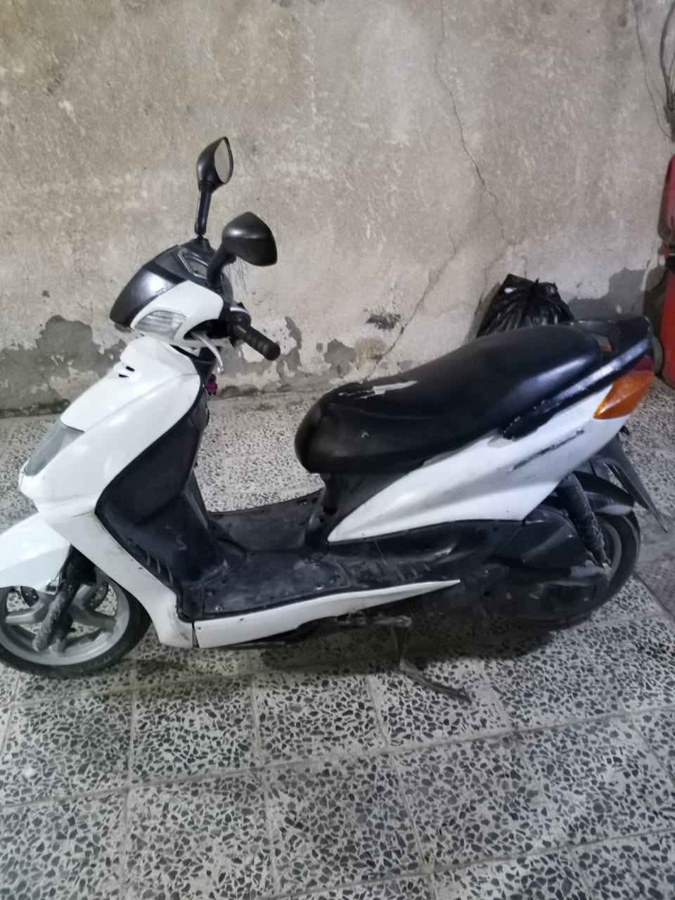 سلام عليكم سكنس نثيه 110
ياباني دراجه نضيفه بس عوزهه ترتيبات بصيطه 
كلش سعر الدراجه 450 مكان بغداد رقم الهاتف 
***********
