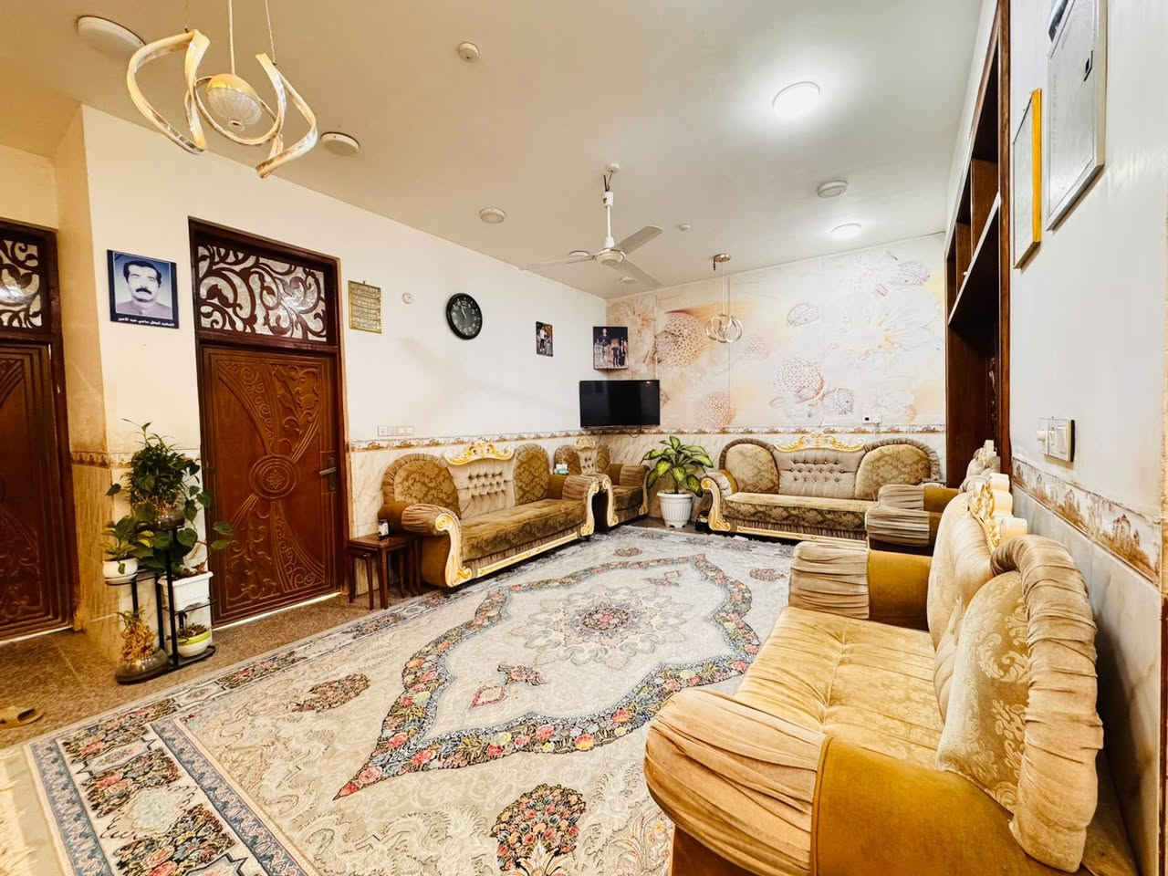 دار للبيع 
المساحه 190متر واقع حال 200متر طابقين يحتوي على 3غرف نوم وصالة وكلدور ومطبخ وصحيات 
العنوان حله جمجمه 
السعر 170مليون
للاستفسار 
***********
***********
